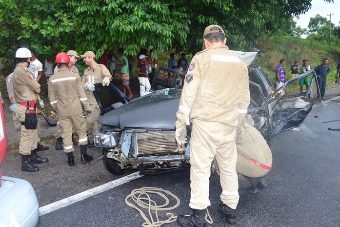 Equipe do Corpo de Bombeiro retiraram irmãos das ferragens