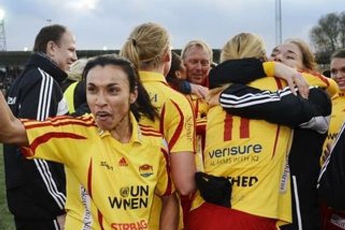 Marta dá espetáculo e faz golaço em amistoso na Suécia