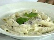 Penne com molho branco e uvas passas é ótima receita; experimente