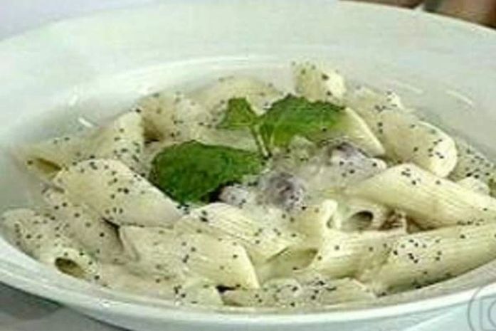 Penne com molho branco e uvas passas é ótima receita; experimente