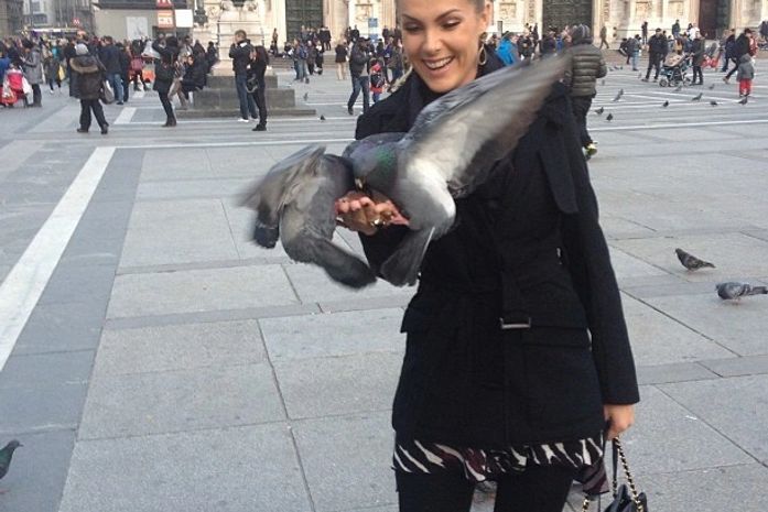 Ana Hickmann é criticada por seguidores após postar foto alimentando pombos