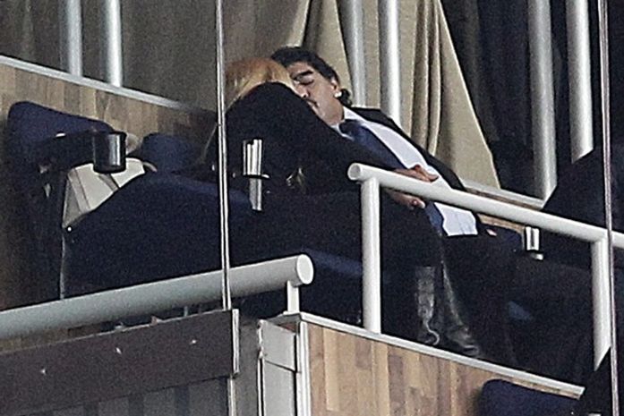 Diego Maradona aparece aos beijos com namorada 30 anos mais nova