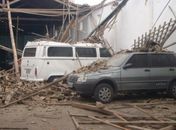 Telhado de estacionamento e marquise de ótica desabam