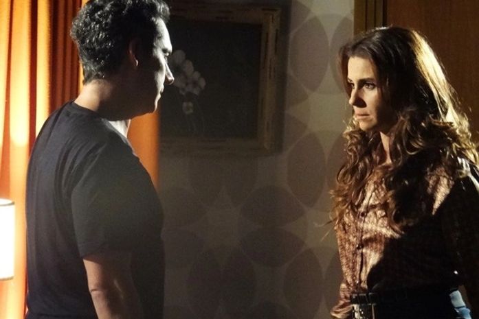 Rolou? Stenio acorda na cama de Helô no maior clima de romance