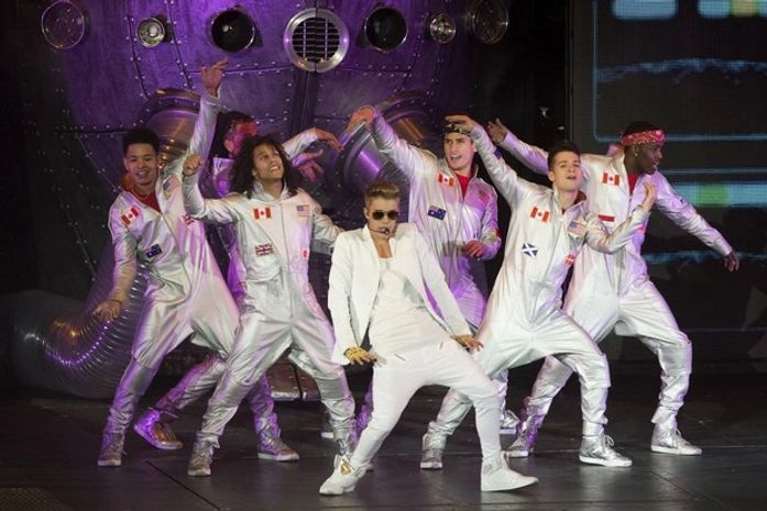 Justin Bieber atrasa show por duas horas e é vaiado; veja