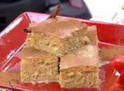 Bolo preparado com leite condensado e creme de leite é fácil de fazer; veja