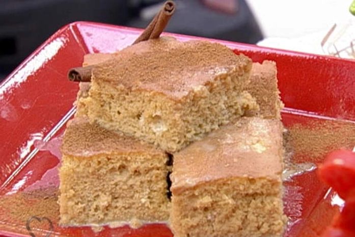 Bolo preparado com leite condensado e creme de leite é fácil de fazer; veja