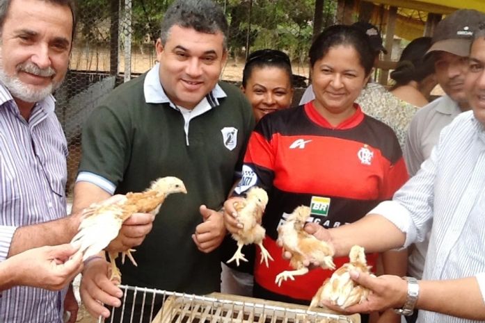 Agricultores de Palmeira dos Índios recebem aves e ração
