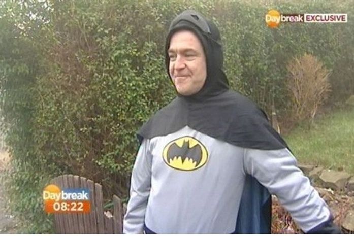 Polícia 'revela' identidade de Batman inglês que levou ladrão à delegacia