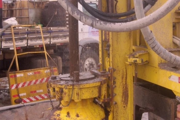 Prefeito Clenio Vilar leva água ao povoado Barro Vermelho.