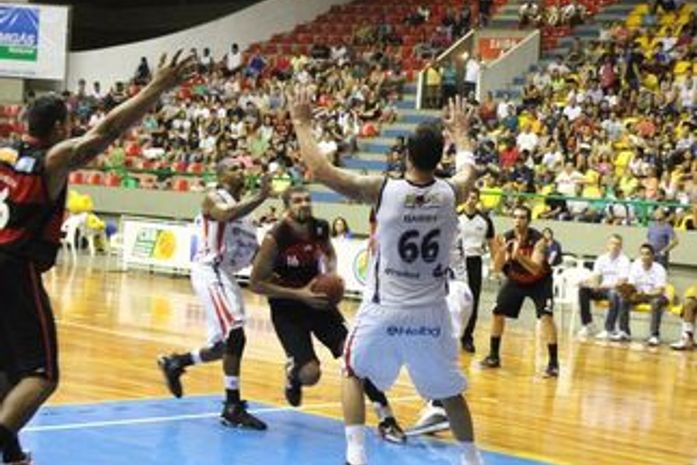 Fla joga o suficiente para derrotar o Mogi