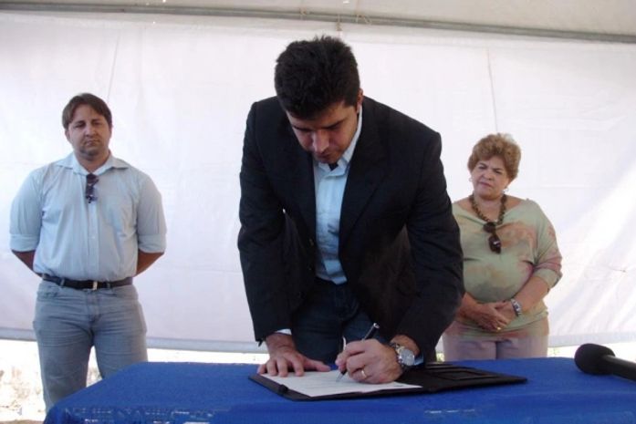 Prefeito Rui Palmeira assina ordem de serviço