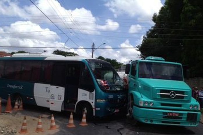 Ônibus com jogadores do Fla-PI se envolve em acidente em Teresina