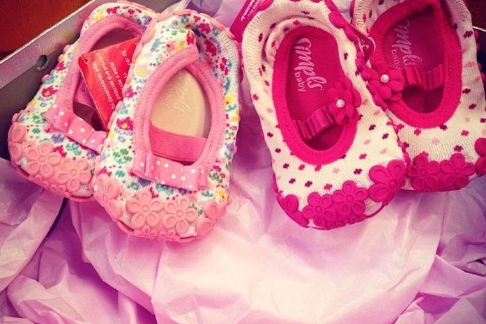 Grávida de gêmeas, ex-miss Natália Guimarães posta foto de sapatinhos