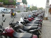 Motoristas reclamam falta de espaço para estacionar carros