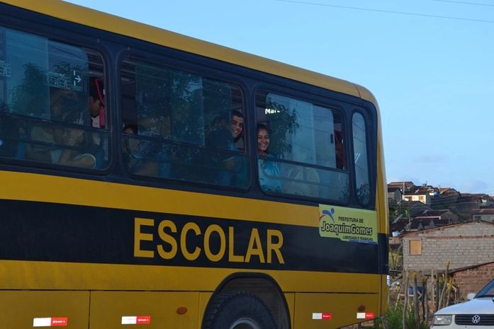 Pegos de surpresa, alunos perdem aulas em razão da interdição