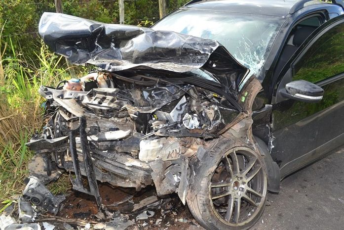 Impacto foi tão forte que a parte da frente dos veículos ficaram totalmente destruídas