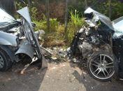 Veículos colidiram frontalmente deixando três feridos