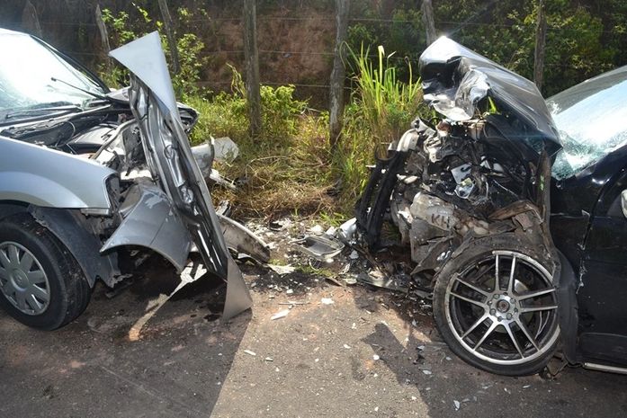 Veículos colidiram frontalmente deixando três feridos