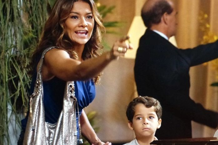 Sai de baixo! Lucimar arma barraco e ataca Lívia no meio de restaurante: 'Cachorra!'