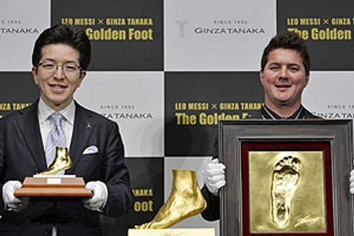 Pé de Messi 'vira' estátua de ouro de R$10 milhões no Japão
