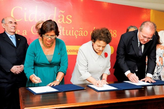 Renan e Eleonora Menicucci assinaram acordo de cooperação técnica