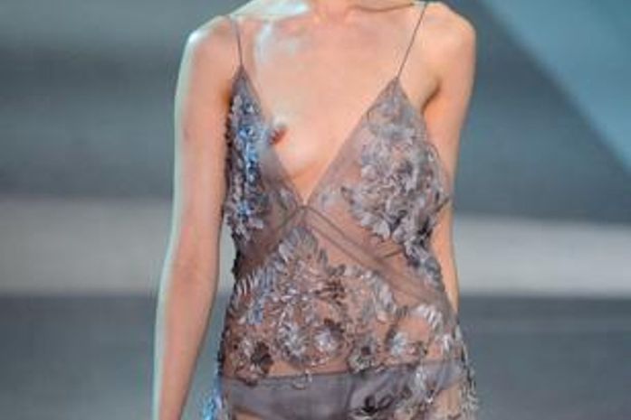 Com Kate Moss, Louis Vuitton desfila transparência em Paris