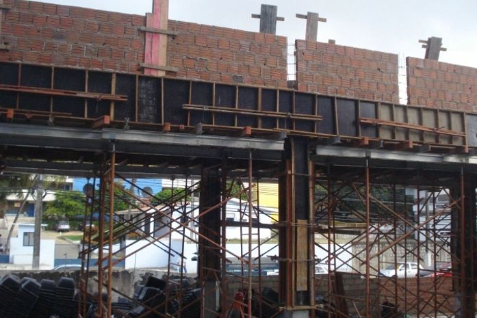 Obra sem redes de proteção preocupa moradores