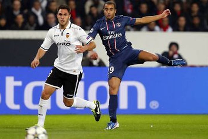 PSG sofre gol de brasileiro, mas empata e avança às quartas da Champions
