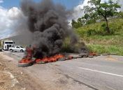 Manifestantes interditam rodovia
