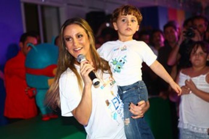 Susto em passeio! Claudia Leitte se perde do filho em shopping nos EUA