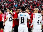 Após derrota com gol ilegal, Paulinho reclama da arbitragem: 'Foi ridícula'