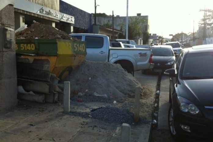 Leitor denuncia Acquativ Academia por obstrução de calçada