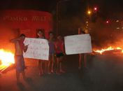 Após prisão de mecânico, população interdita avenida