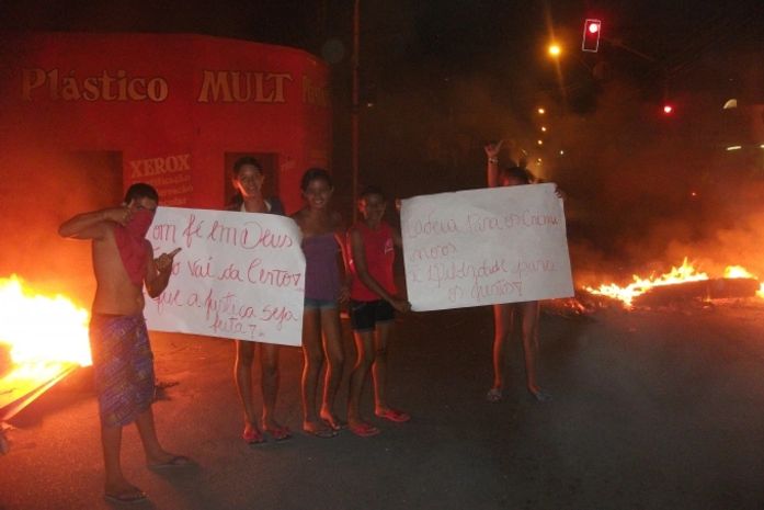 Após prisão de mecânico, população interdita avenida