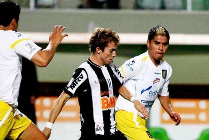 Ronaldinho encerra "zica", Atlético-MG bate Strongest e dispara