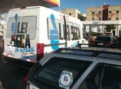 Van da Lei seca em frente à Central de Polícia, para onde foram conduzidos os motoristas presos em 