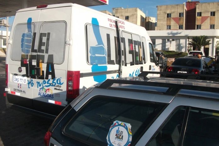 Van da Lei seca em frente à Central de Polícia, para onde foram conduzidos os motoristas presos em