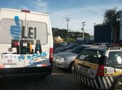 Van da Lei Seca em frente à Central de Polícia, para onde foram conduzidos