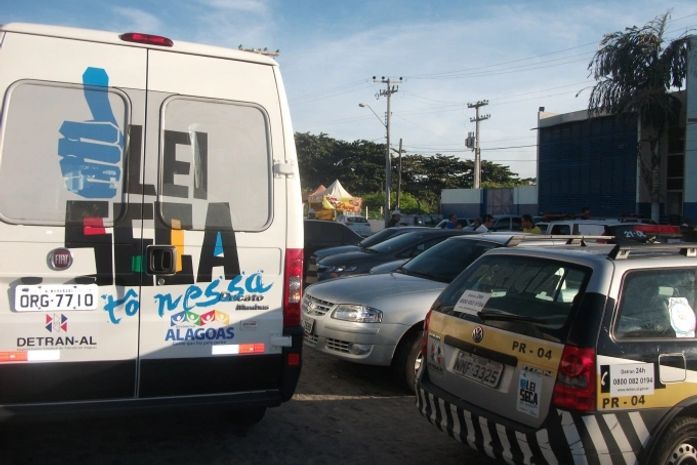 Van da Lei Seca em frente à Central de Polícia, para onde foram conduzidos