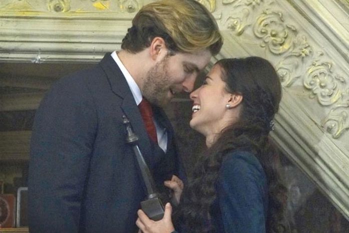 Edgar surpreende e faz Laura ser reconhecida como jornalista