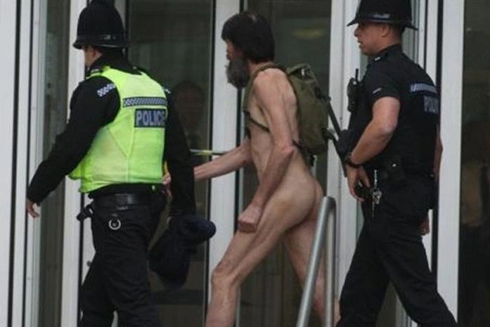 'Andarilho nu' tira a roupa ao sair da corte e pode pegar 5 anos de cadeia