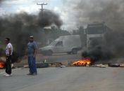 Fogo foi ateado em pneus e galhos de árvores na rodovia