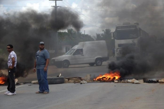 Fogo foi ateado em pneus e galhos de árvores na rodovia