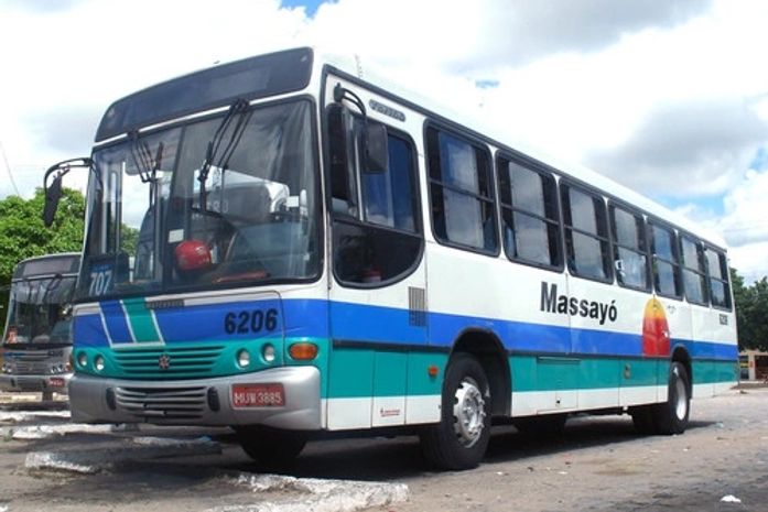 Sem terminal, rodoviários paralisam atividades na parte alta da cidade