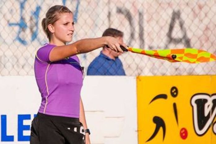 Bandeirinha musa diz que já recebeu até bilhetinhos nos jogos