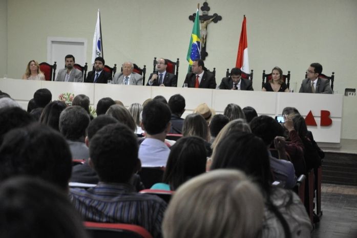 Novos advogados fazem juramento e recebem carteira da Ordem