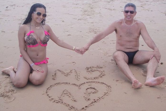 Após perdoar traição, musa grávida da Portela troca 'juras' com noivo