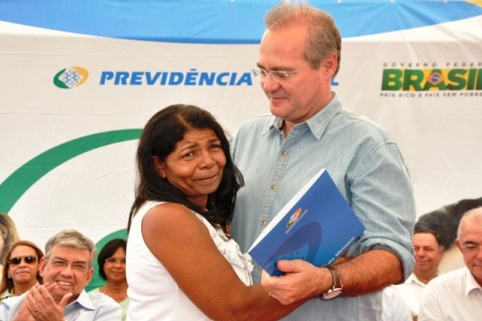 Presidente do Senado, Renan, entrega primeiro benefício da agência Ouro Branco a dona Geneci Maria