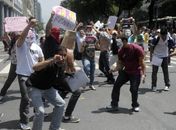 Grupo de estudantes dança no Centro do Rio de Janeiro o novo hit da web, o Harlem Shake, em uma ação que também convocou curiosos para assinar a petição pedindo a saída de Renan calheiros da presidência do Senado